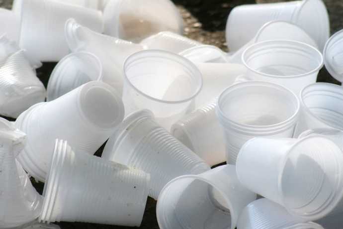Bicchieri di plastica: inquinano l'ambiante e anche il sapore del