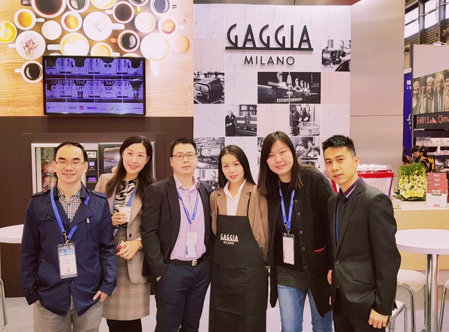 Foto di gruppo all'interno dello stand Gaggia Milano a Hotelex Shanghai