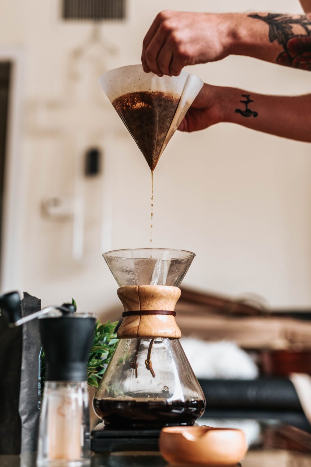 caffè filtro Photo by Najib Kalil on Unsplash kemex