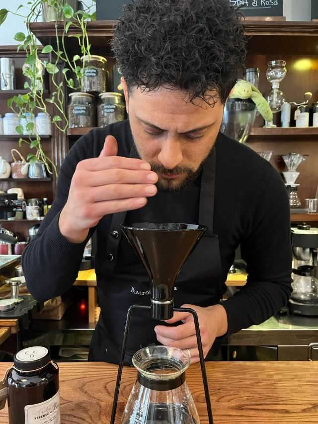 Raffaele, titolare del Bar Zi Rosa (foto concessa)