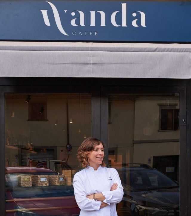 Enrica della Martira di fronte al suo Wanda Caffé (foto concessa)