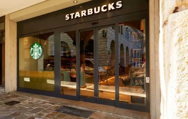 L'esterno dell'ultimo store Starbucks a Padova (foto concessa)