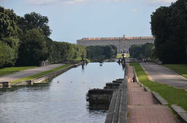 reggia di caserta starbucks