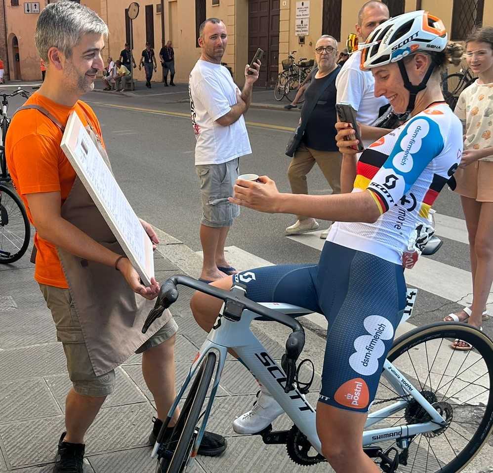 Il ciclismo fa tappa all'Antico Bar Fiat Imola (foto concessa)