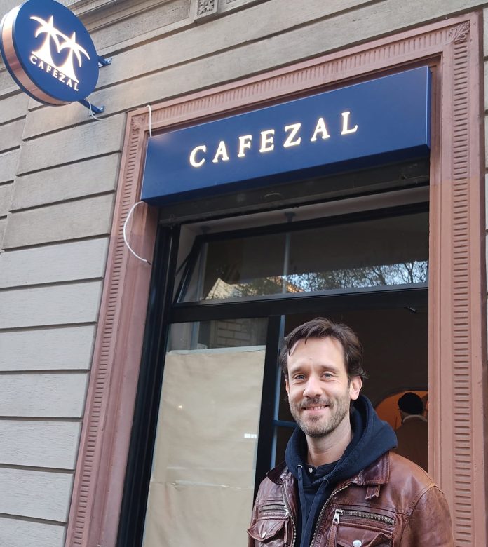 Carlos Bitencourt all'ingresso del nuovo Cafezal